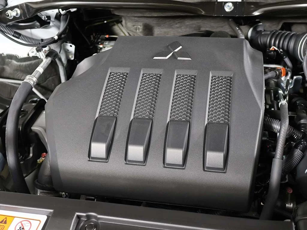 New 2026 White Mitsubishi SE image 16