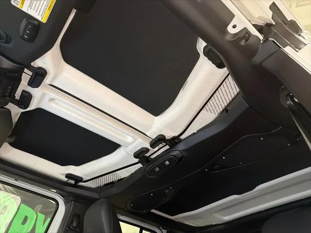 New 2026 Bright White Clear-Coat Exterior Paint Jeep Rubicon X image 15