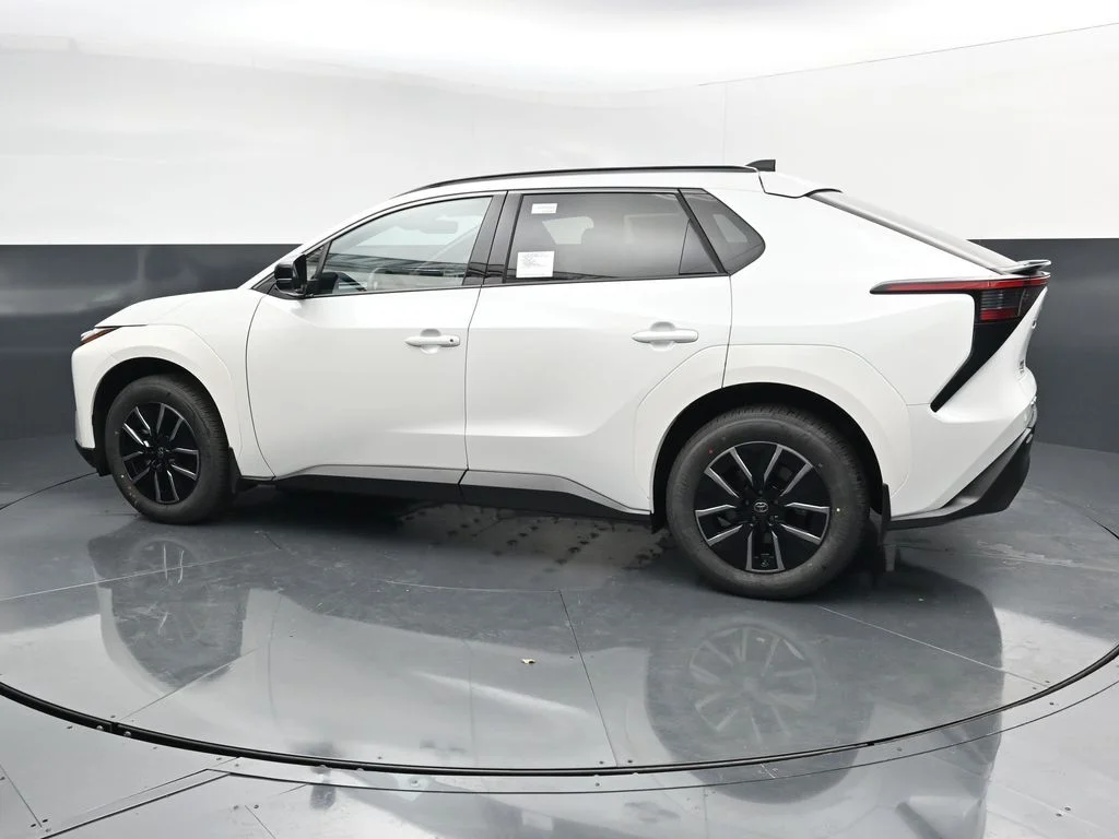 New 2026 Wind Chill Pearl <sup>1</sup> Toyota  XLE image 5