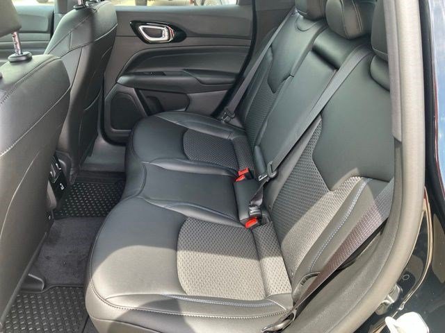 New 2026 Diamond Black Crystal Pearlcoat Jeep Latitude Altitude image 21
