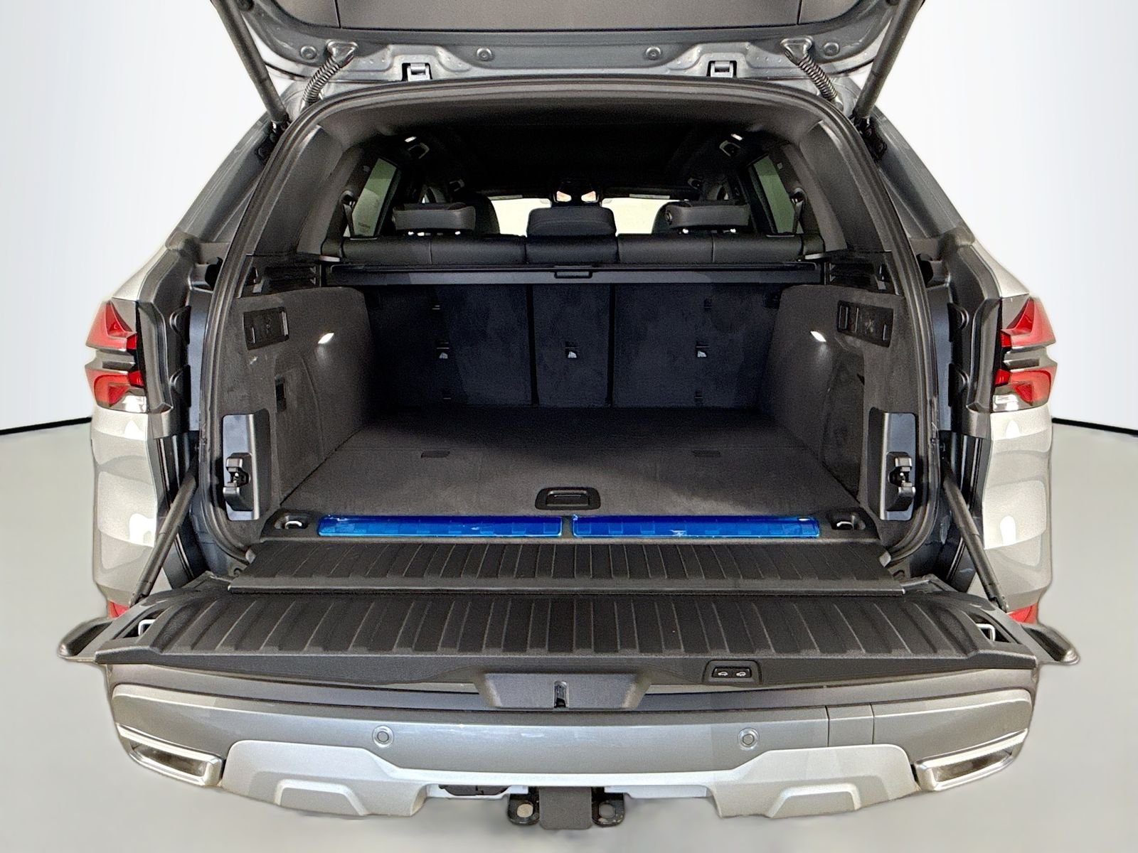 New 2026 Skyscraper Grey Metallic BMW xDrive50e image 28
