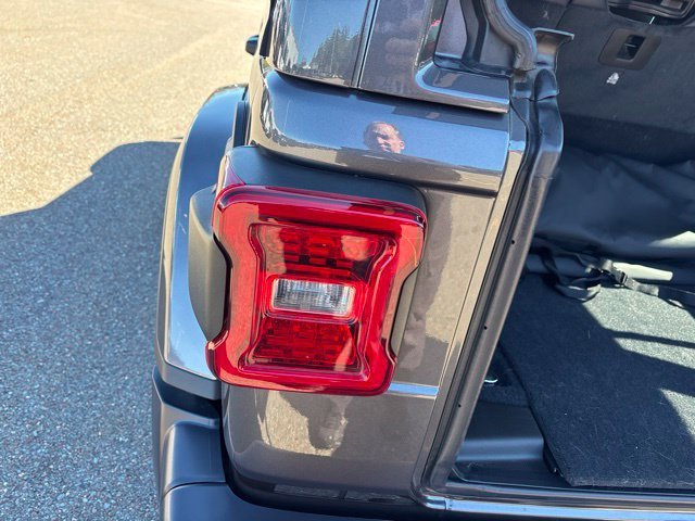 Used 2026 Granite Crystal Metallic Clearcoat Jeep Sahara image 10