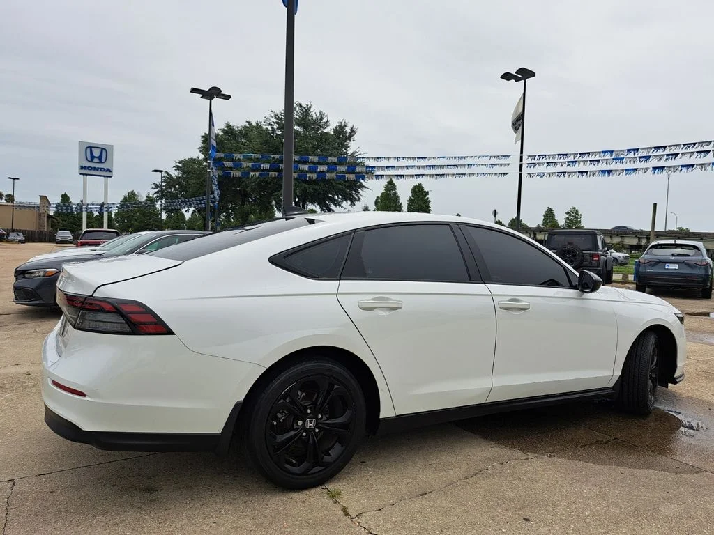 Certified Used 2025 Platinum White Pearl Honda SE image 5