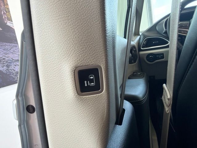 Used 2023 Silver Mist Clearcoat Chrysler  image 15