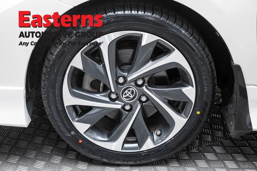 Used 2018 White Toyota Base image 30