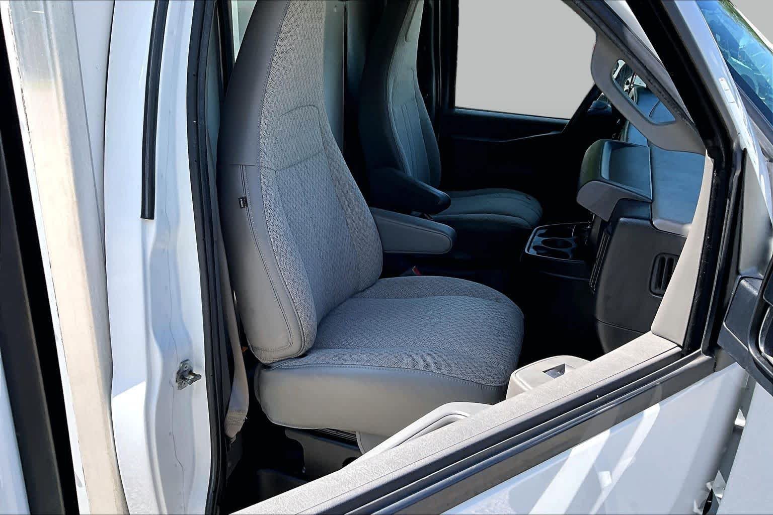 Used 2017 Summit White Chevrolet  image 8