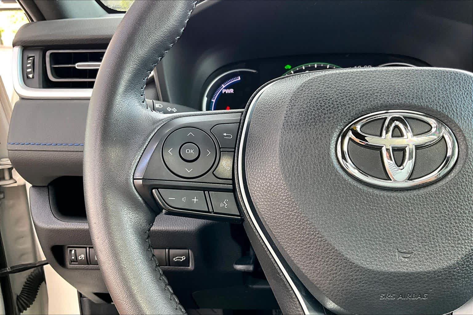 Used 2022 Blizzard Pearl/Midnight Black Metallic Toyota Hybrid XSE image 24