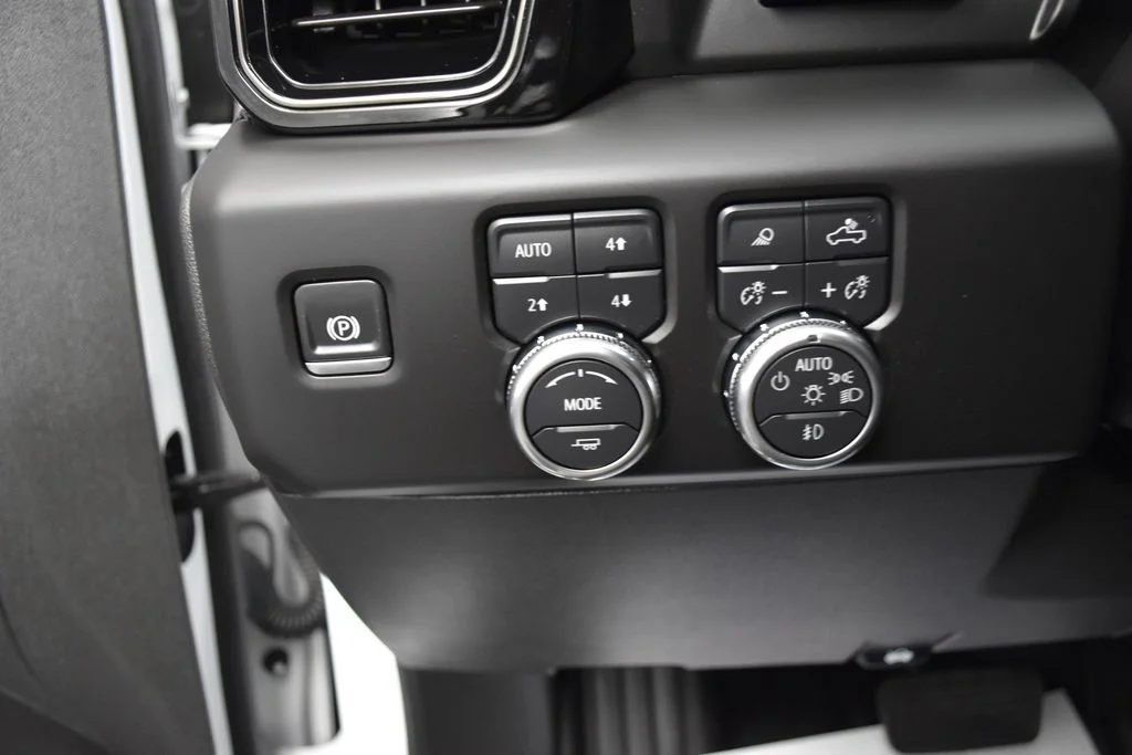 Used 2025 White GMC AT4 image 16