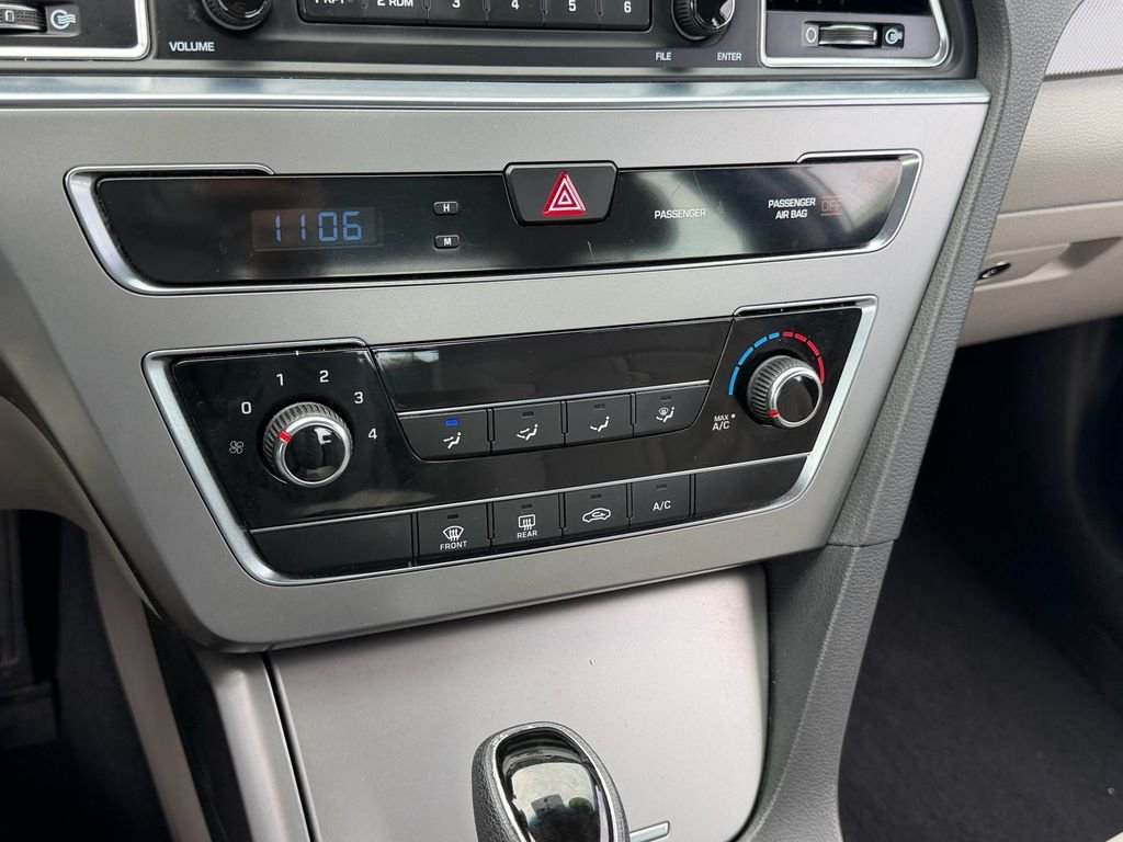 Used 2015 White Hyundai SE image 20