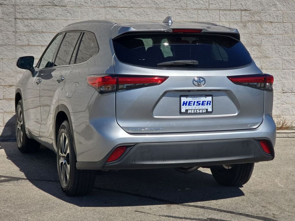 Used 2022 Silver Toyota XLE image 11