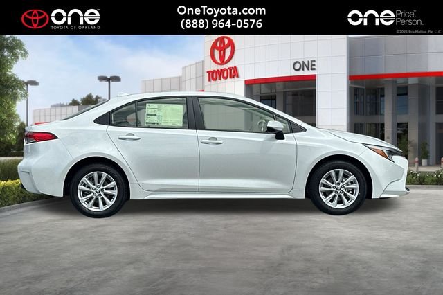 New 2026 Wind Chill Pearl <sup>1</sup> Toyota  LE image 3