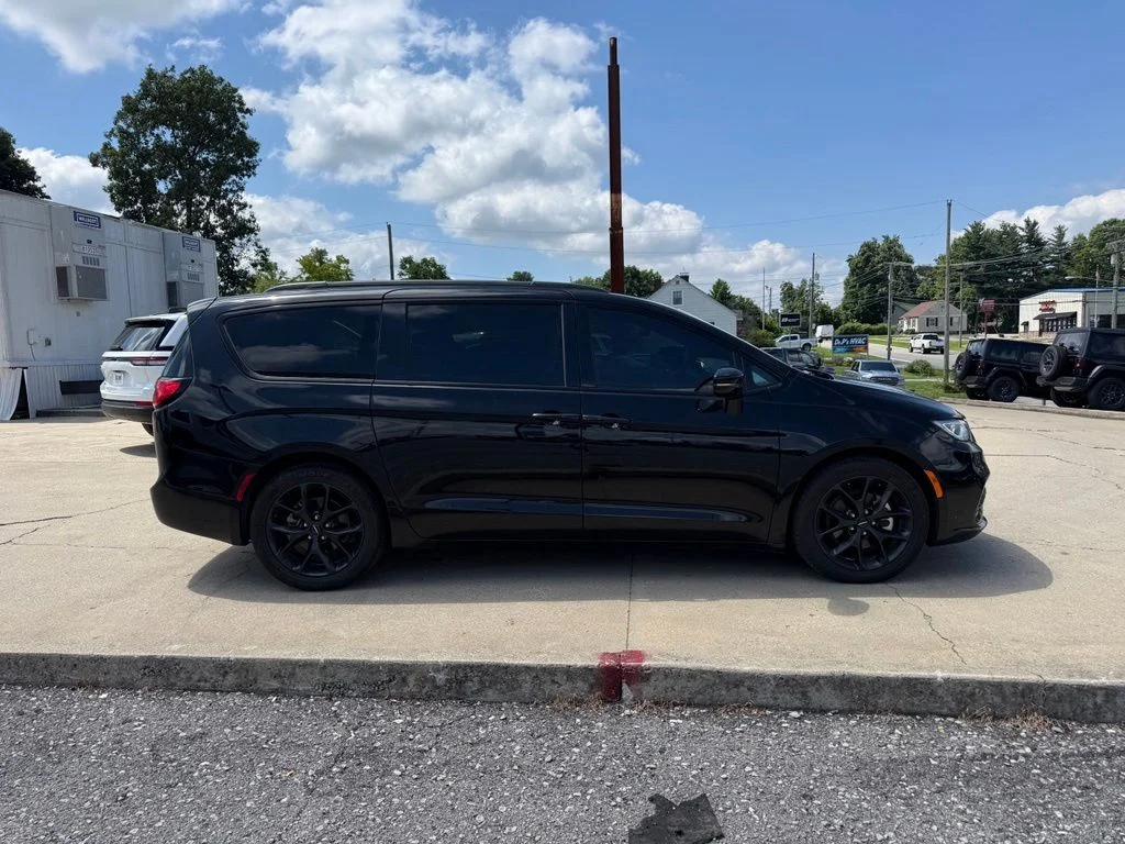 Used 2025 Black Chrysler Limited image 5