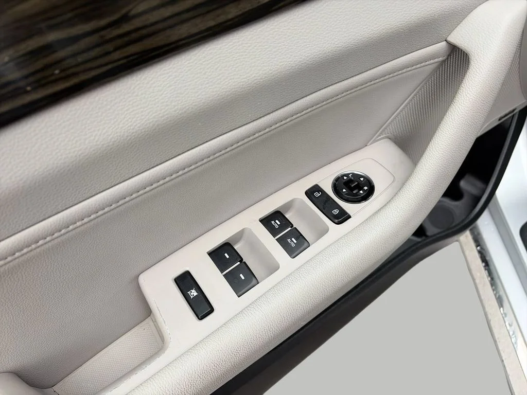 Used 2016 Silver Hyundai Limited image 14