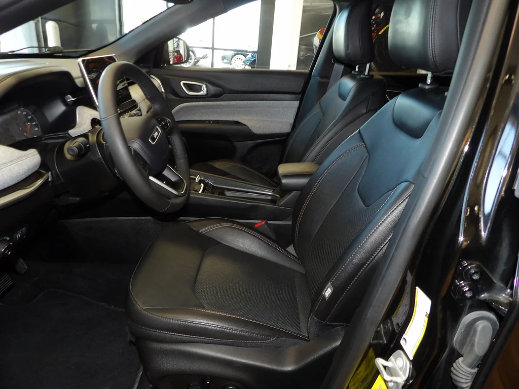 Used 2023 Diamond Black Crystal Pearl Coat Jeep Latitude Lux image 27