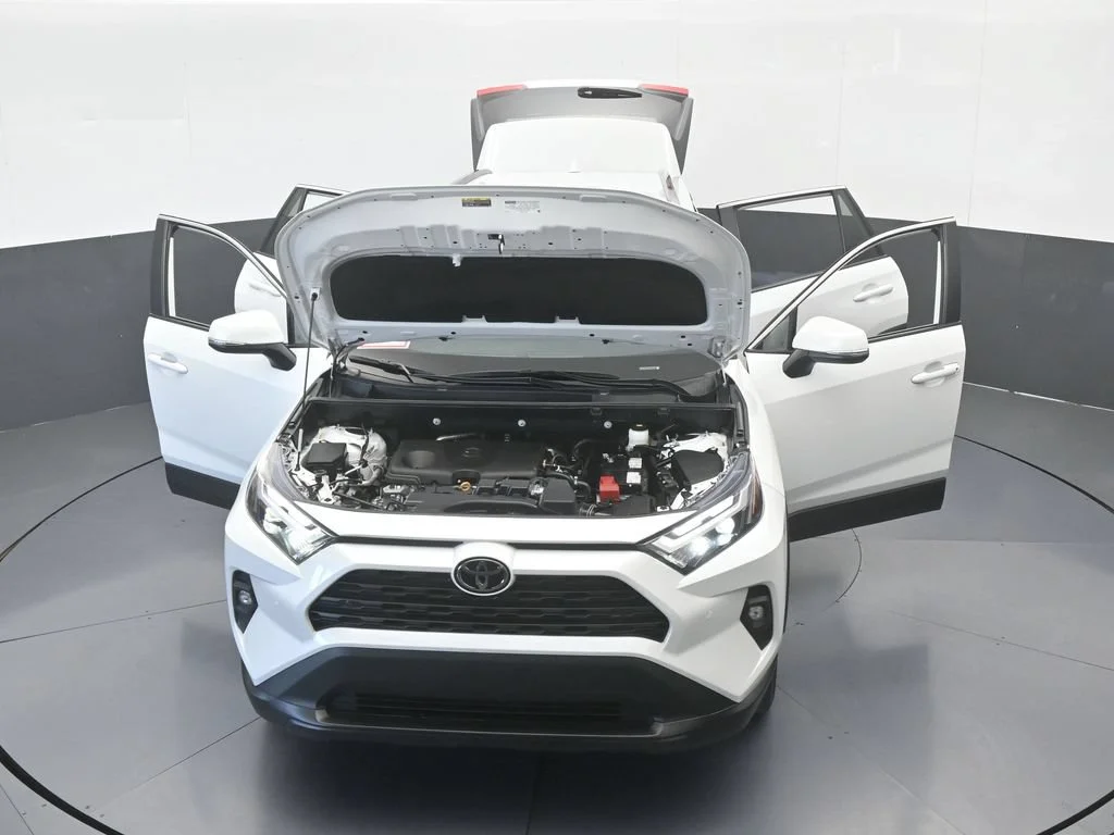 Used 2025 White Toyota XLE Premium image 68
