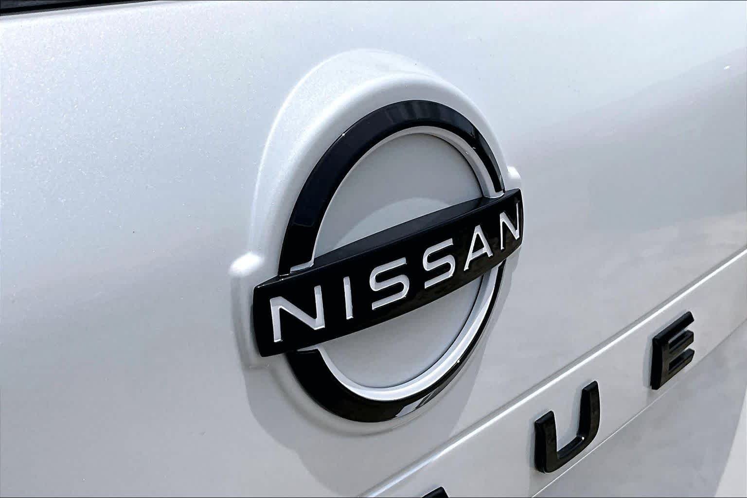 New 2026 Everest White Pearl TriCoat Nissan Dark Armor image 8
