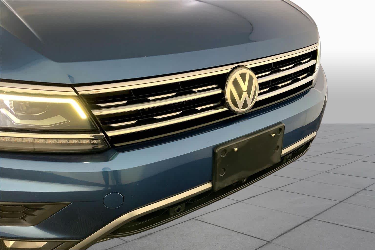 Used 2019 Deep Black Pearl Volkswagen SEL Premium image 32