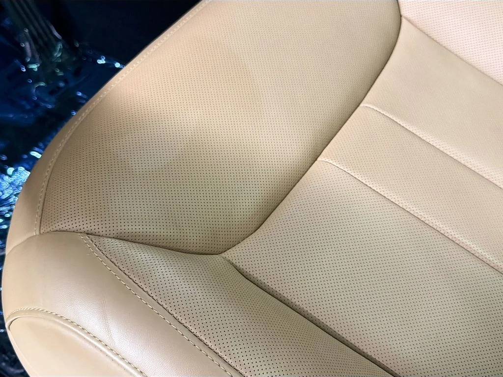 Used 2024 Blue Land Rover SE image 21