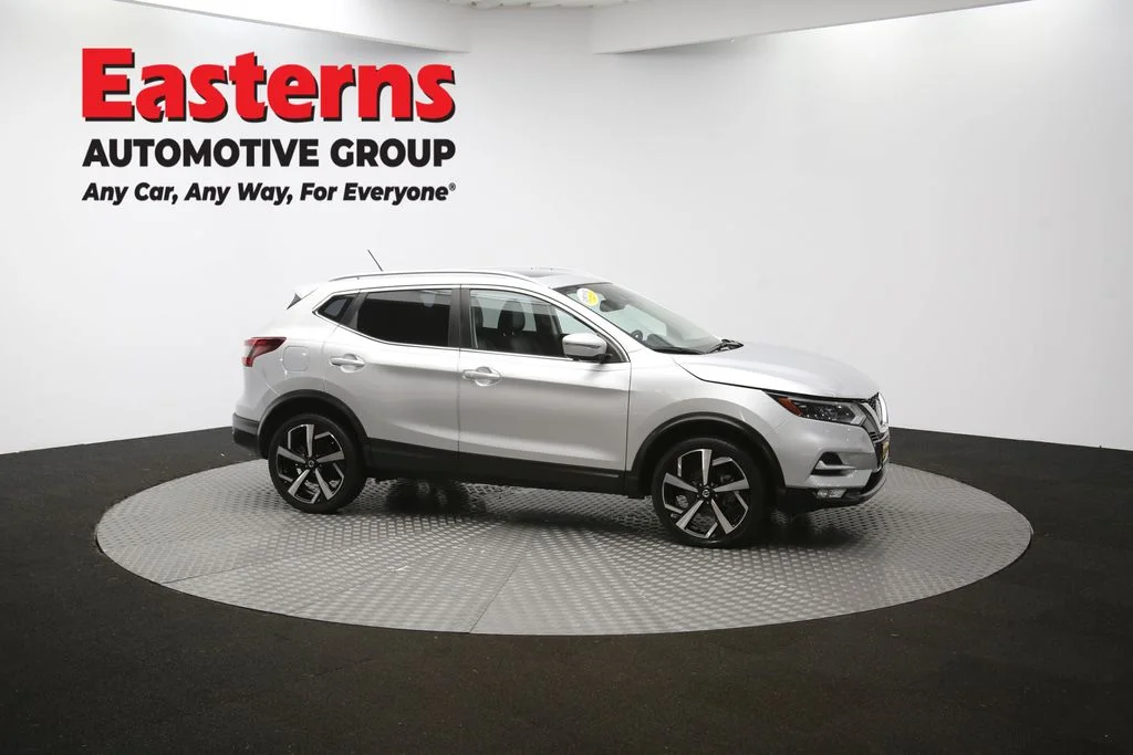 Used 2022 Silver Nissan SL image 46