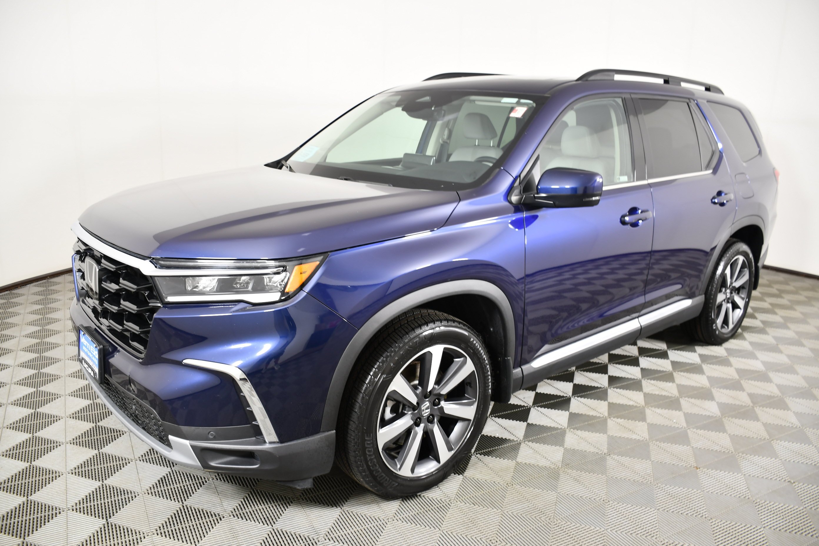 Used 2025 Obsidian Blue Pearl Honda Touring image 10