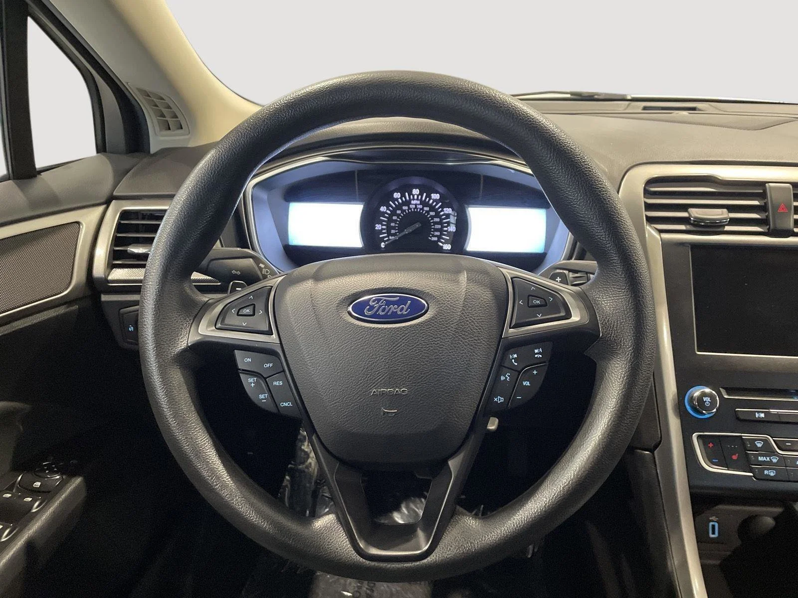 Used 2017 Oxford White Ford SE image 24