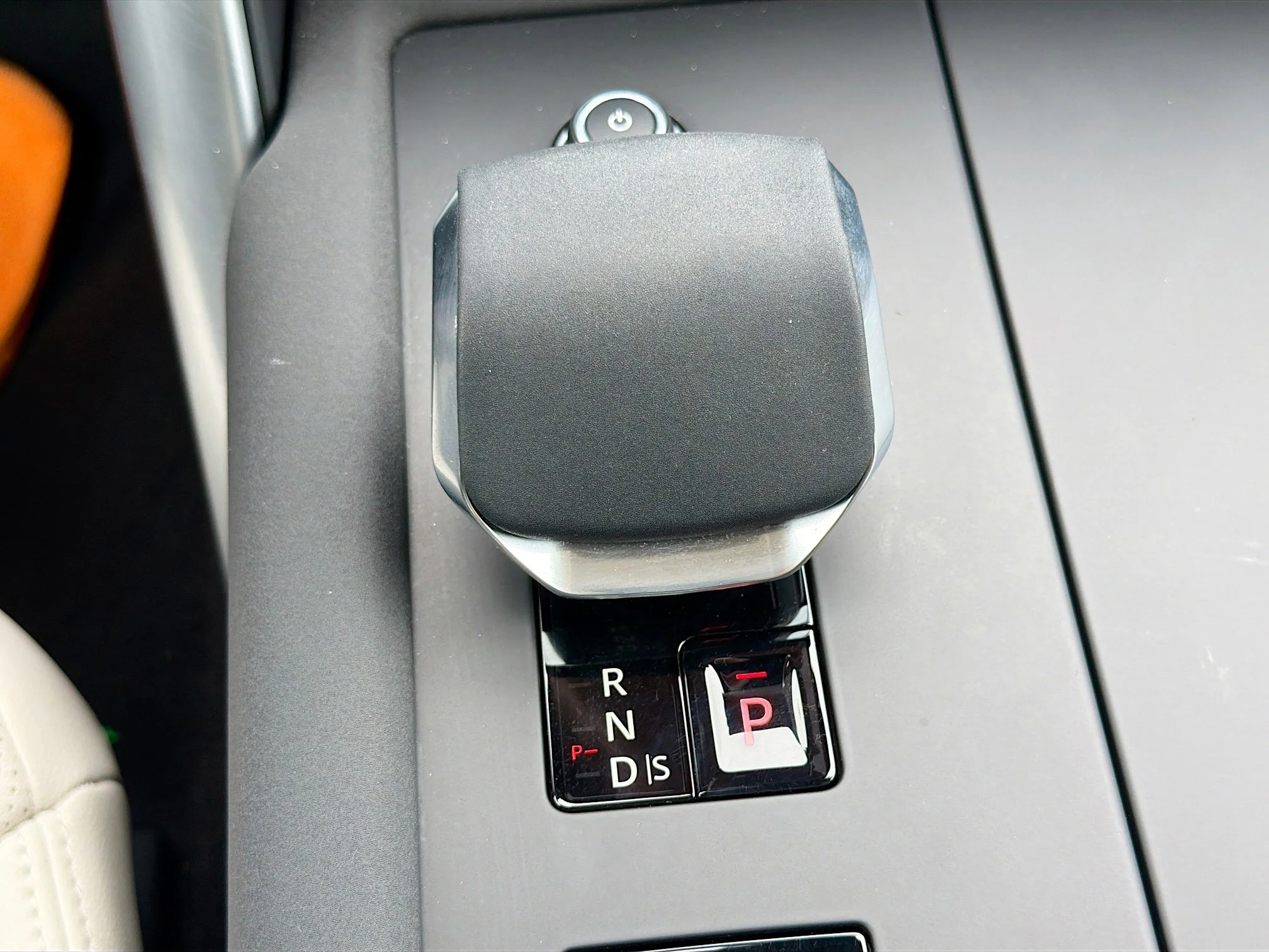 Certified Used 2025 Fuji White Land Rover Dynamic SE image 30