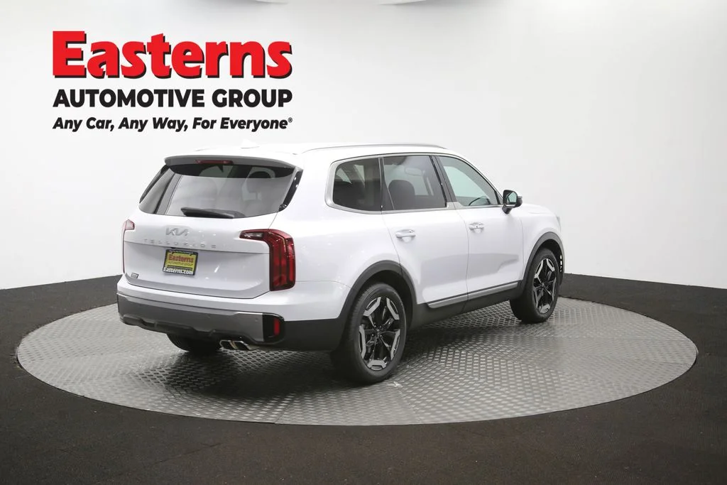 Used 2025 White Kia S image 43