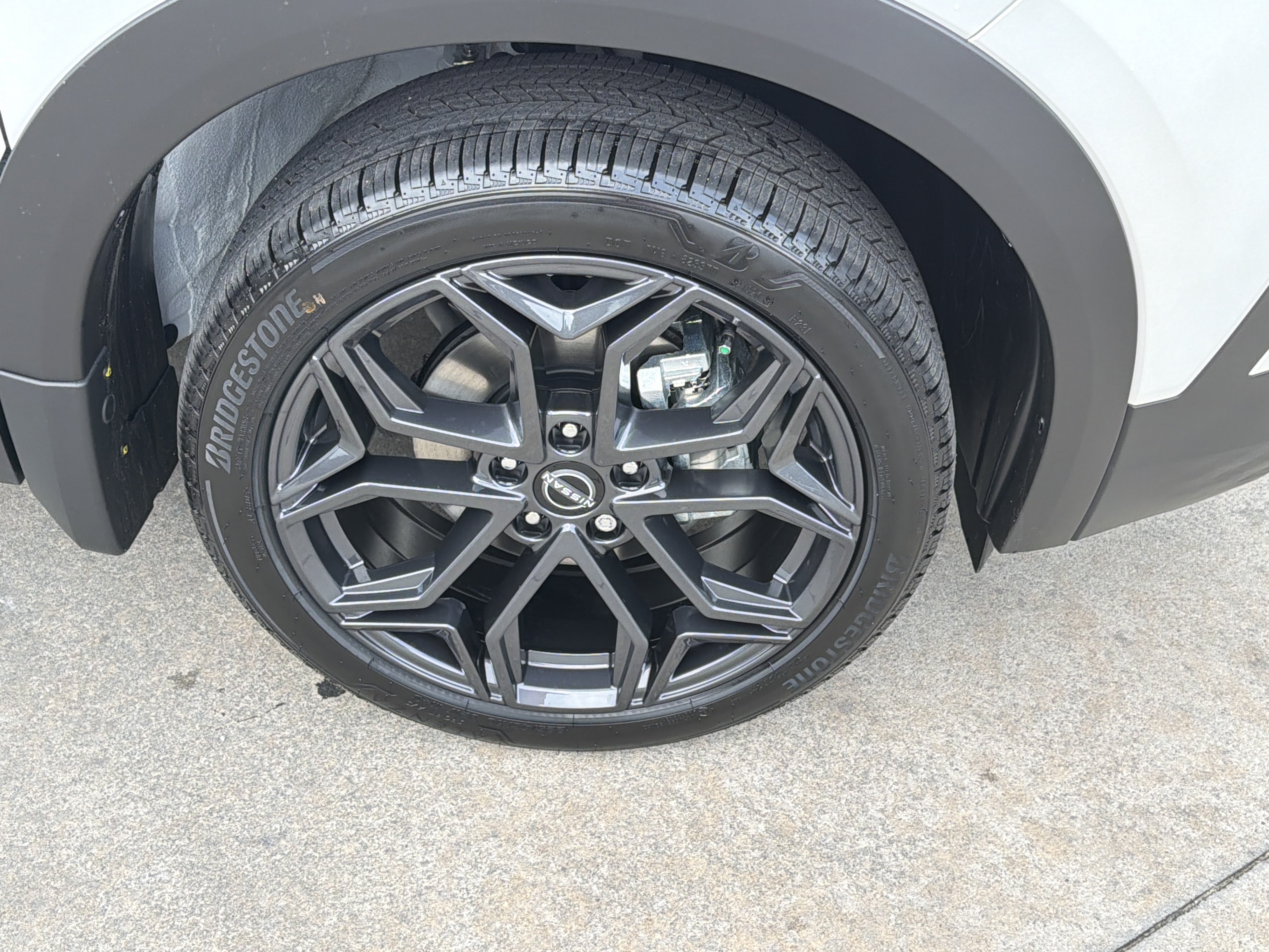New 2026 Aspen White Tricoat/Super Black Nissan SR image 13