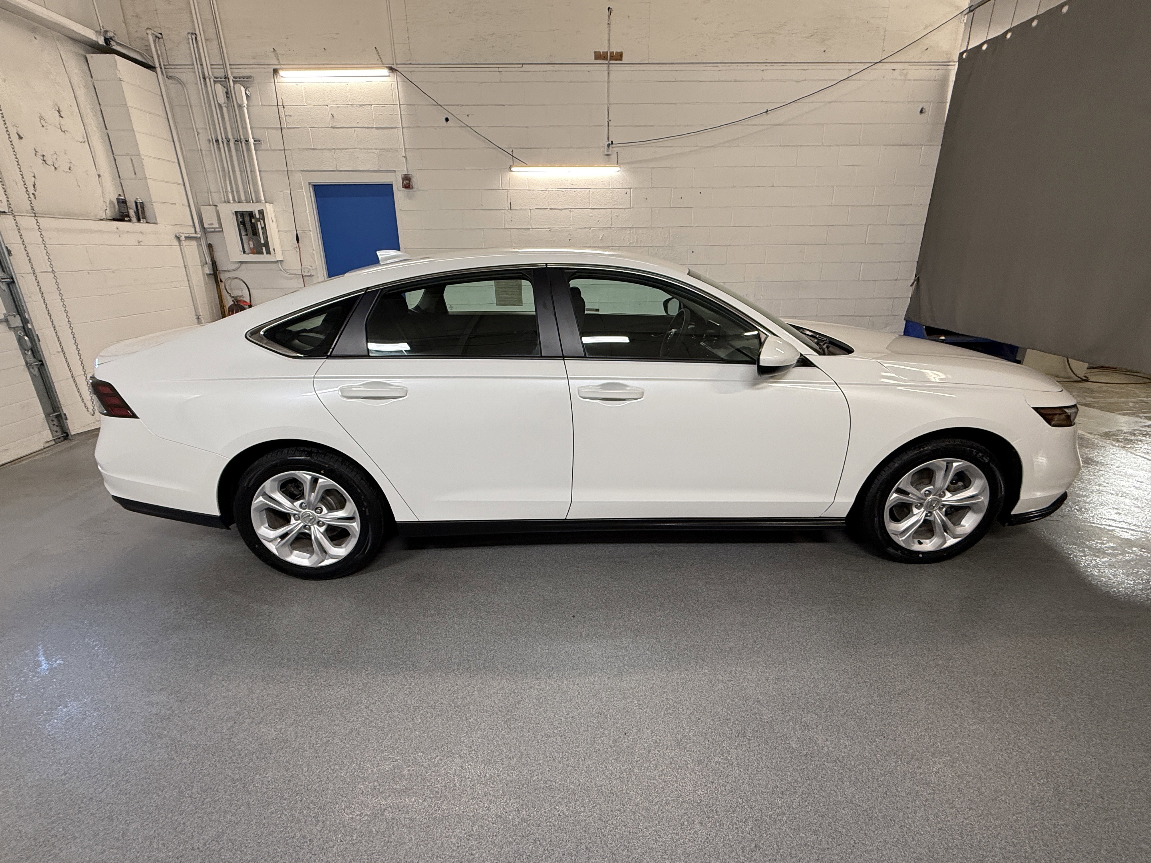 Used 2023 Platinum White Pearl Honda LX image 9