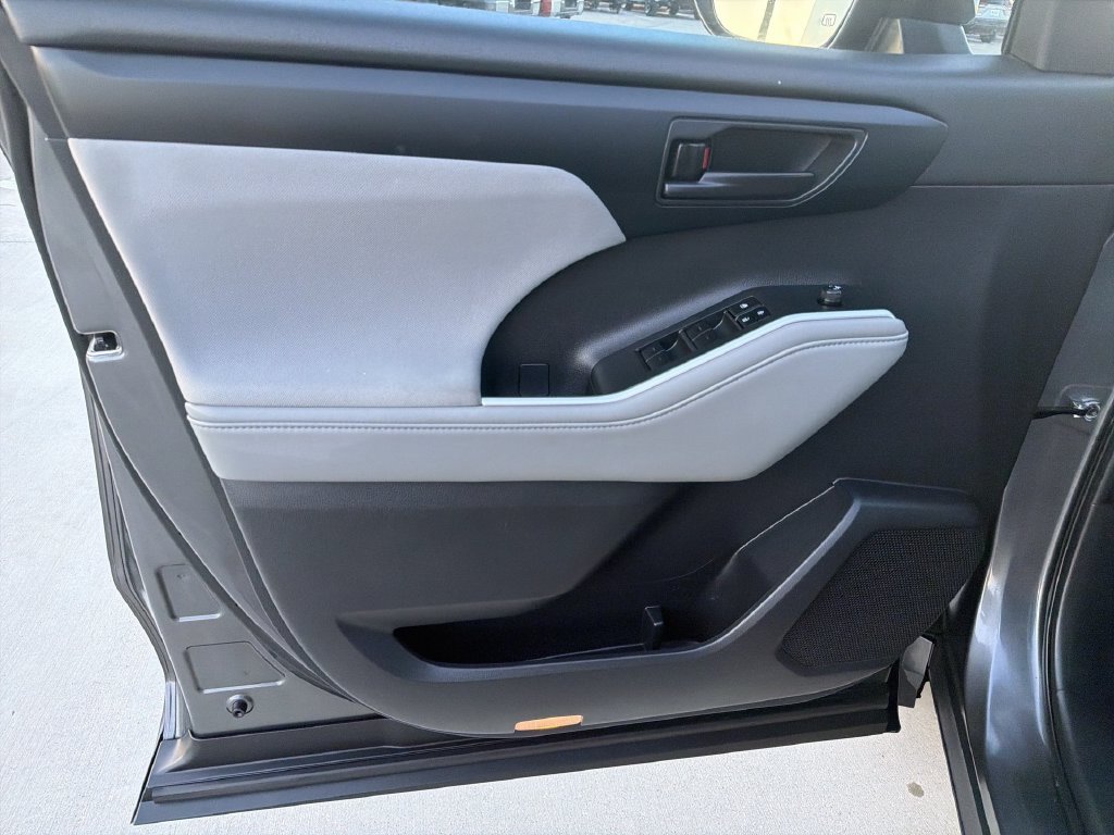 2023 Toyota Highlander L - Photo 9