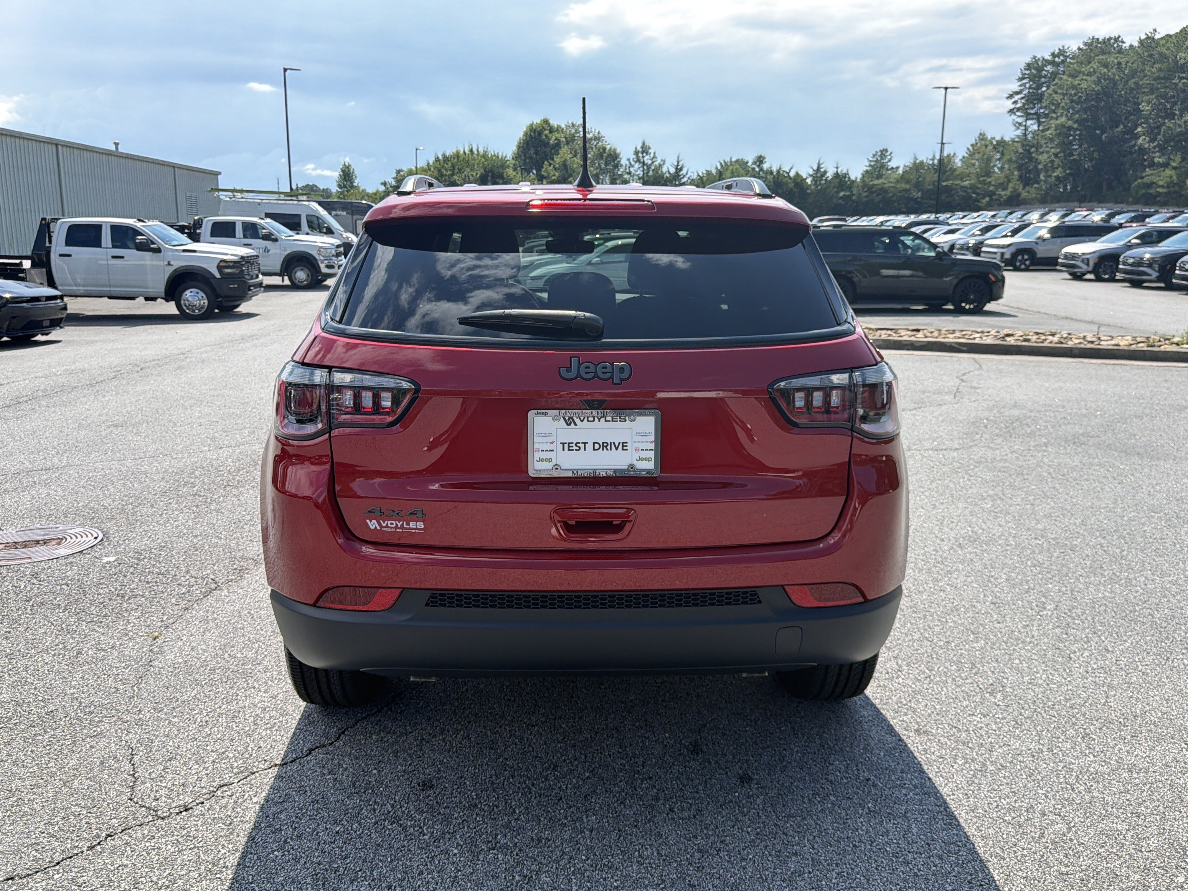 New 2026 Red Hot Pearl-Coat Exterior Paint Jeep Latitude image 7