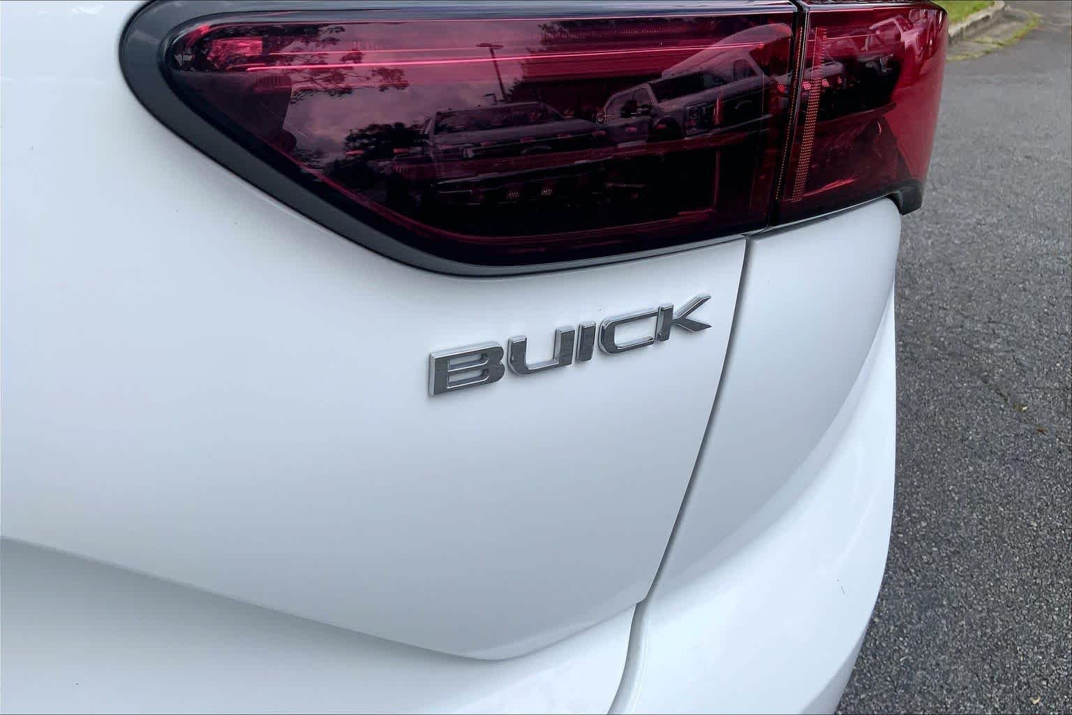 Used 2025 Summit White Buick Preferred image 30