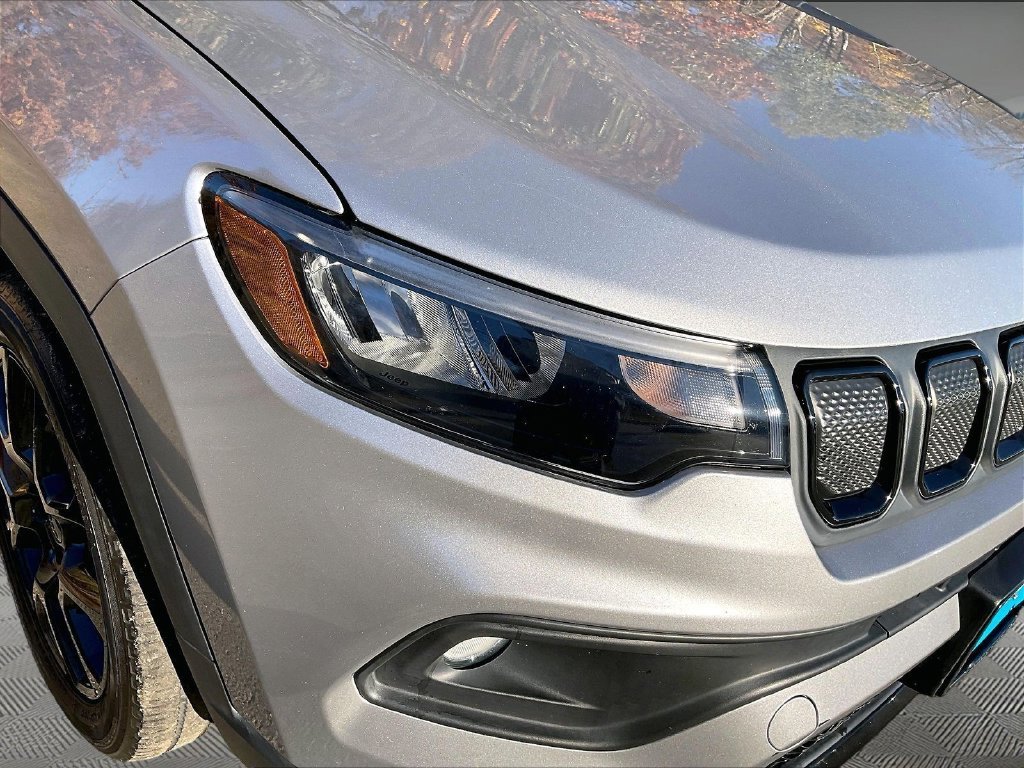 Used 2022 Silver Jeep Latitude image 31