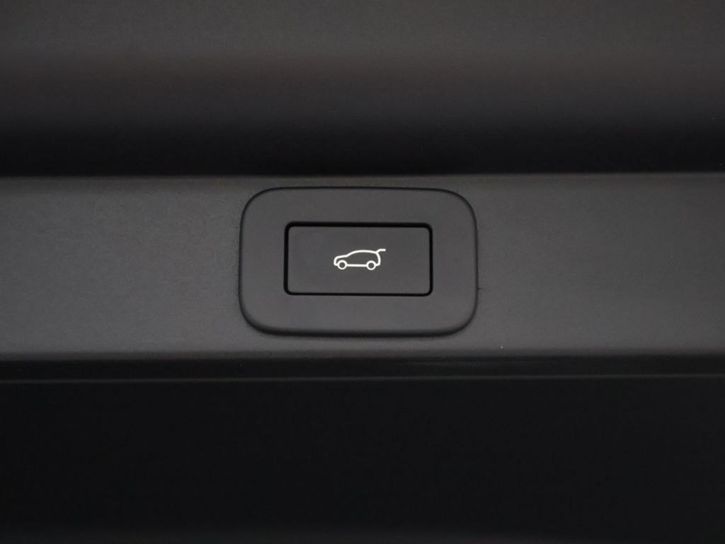 New 2026 Santorini Black Land Rover SE image 16
