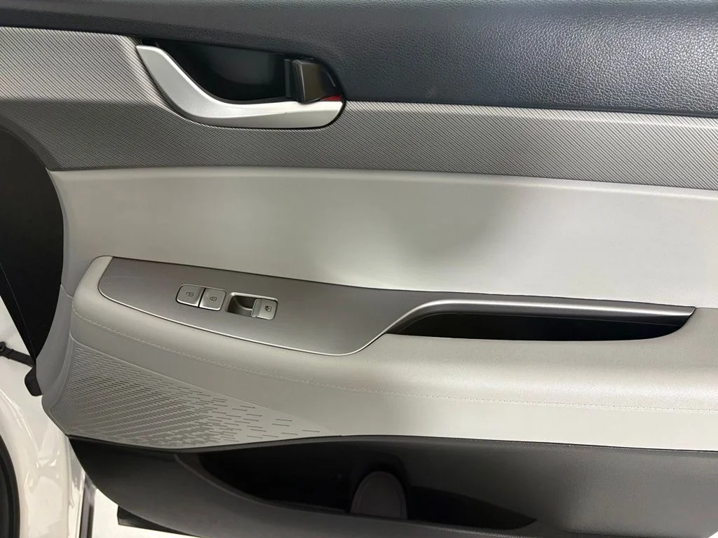 Used 2025 White Hyundai SEL image 12