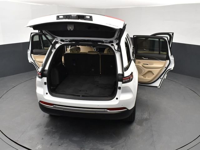 New 2026 Bright White Clear-Coat Exterior Paint Jeep Limited image 29
