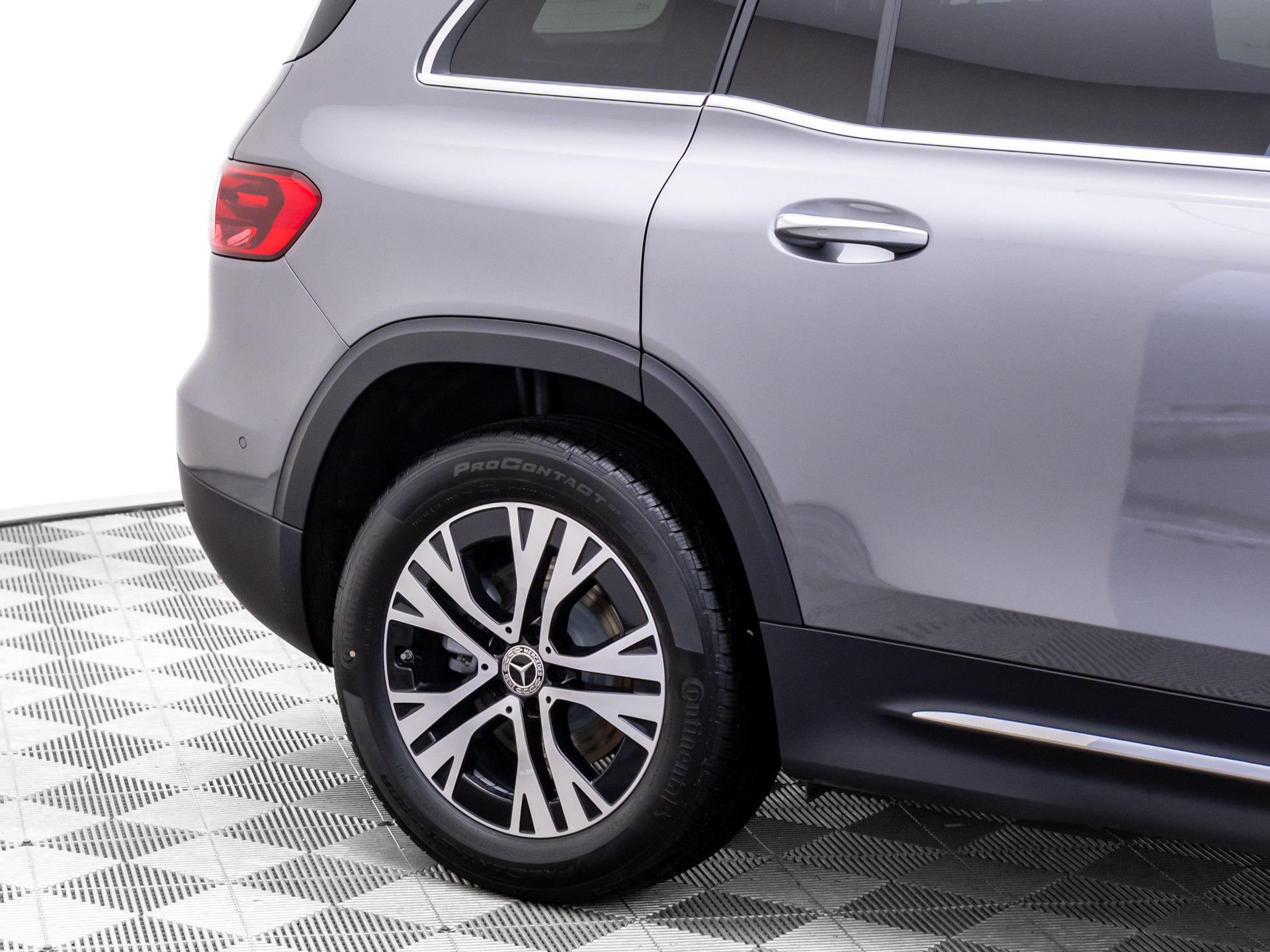 New 2026 Mountain Grey Metallic Mercedes-Benz GLB 250 image 36