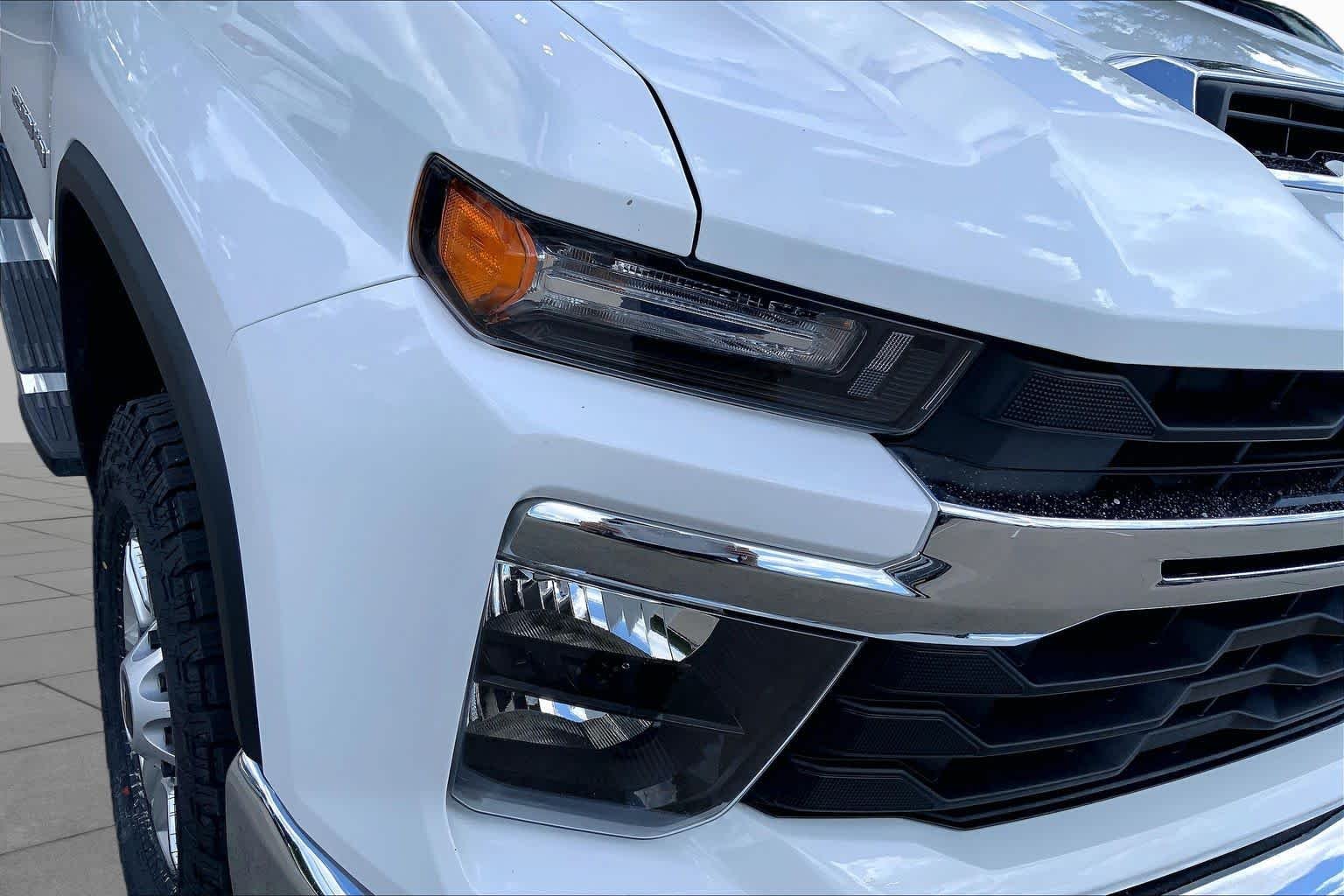 Used 2025 Summit White Chevrolet LT image 26