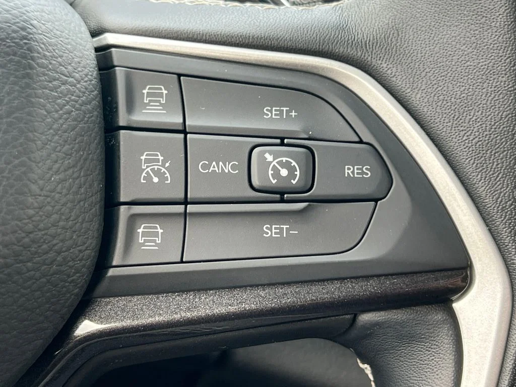 Used 2022 White Jeep Laredo image 19