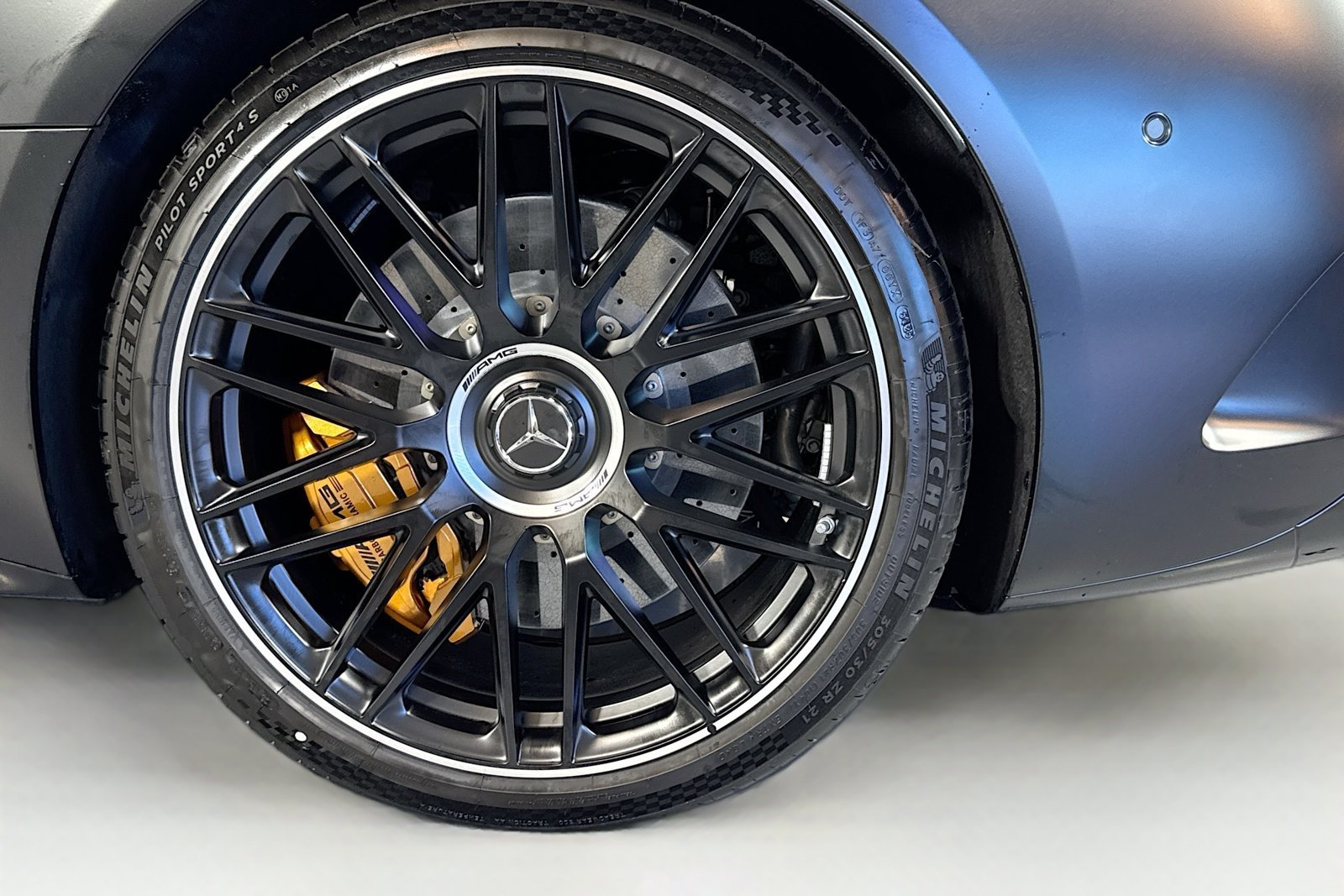 New 2026 MANUFAKTUR Night Black Magno Mercedes-Benz AMG® SL 63 S E Performance image 27