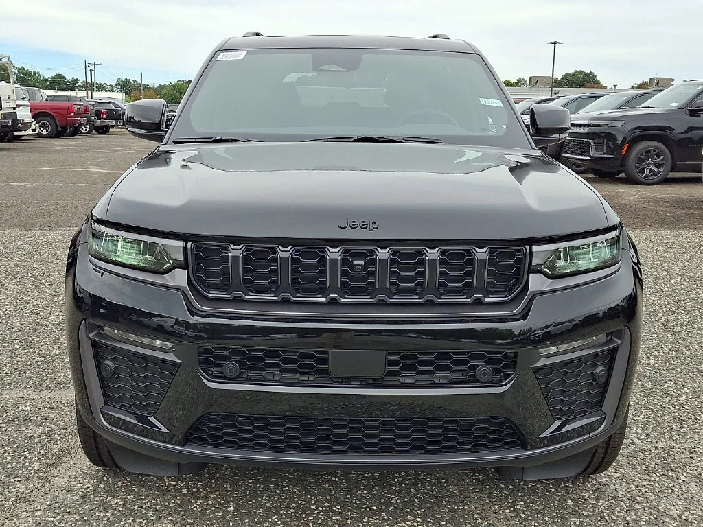 New 2026 Diamond Black Crystal Pearl-Coat Exterior Paint Jeep Limited image 2