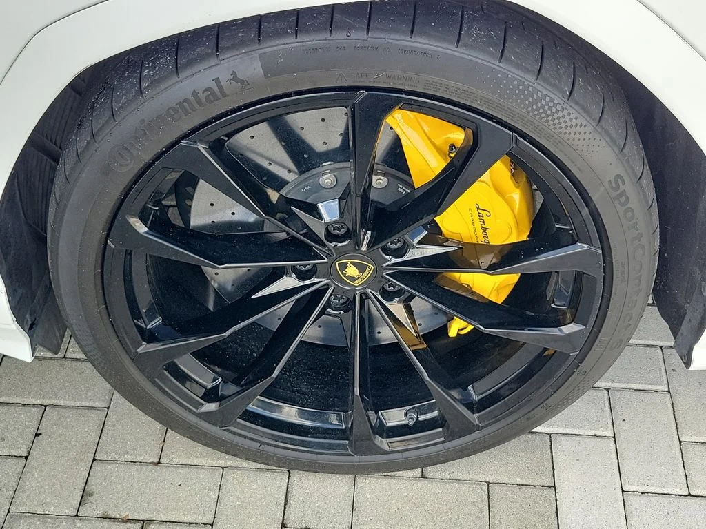 Used 2022 White Lamborghini Base image 9