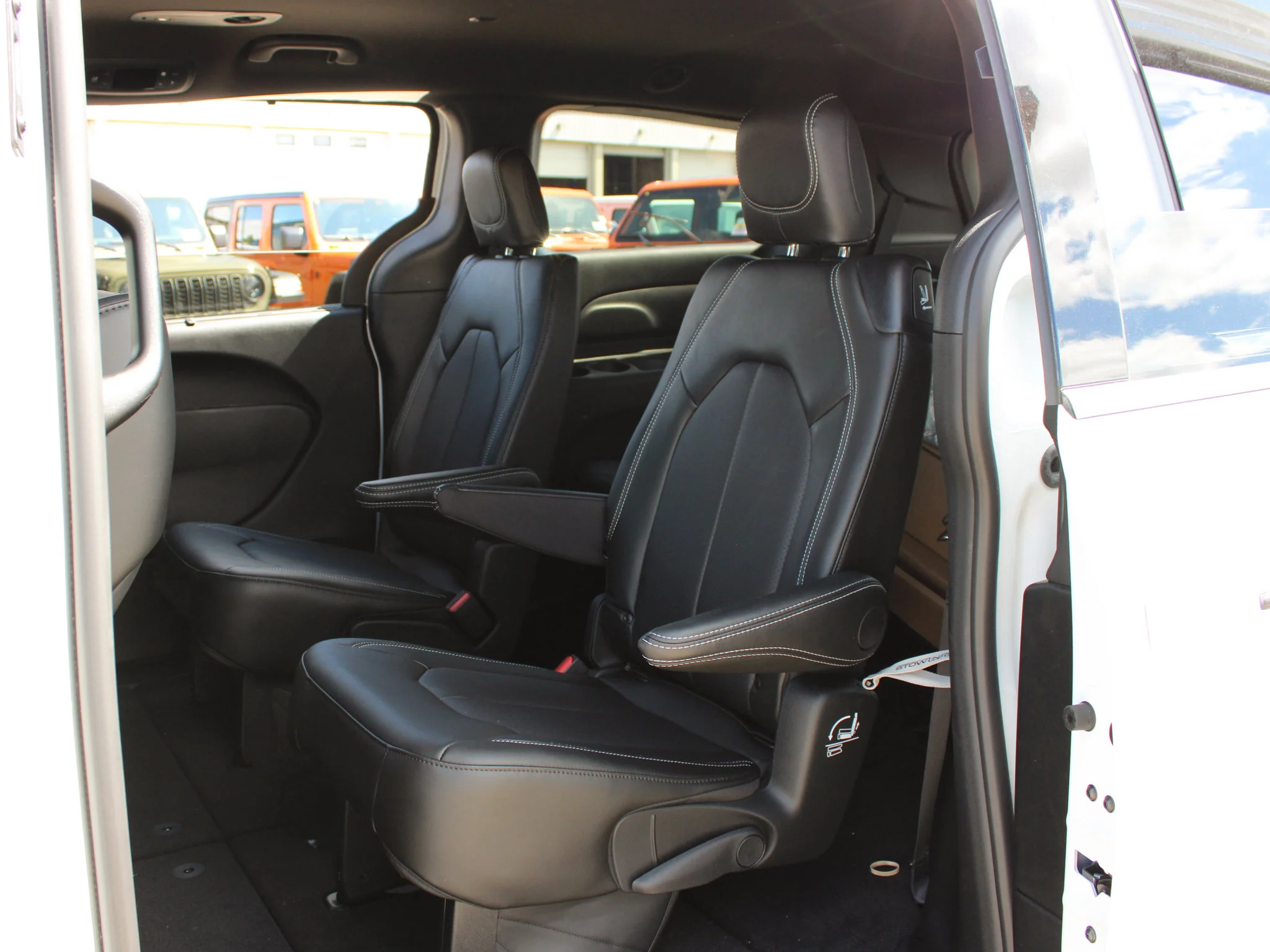 Used 2025 White Chrysler SXT*, Remote Start, Heated Leather, Lane Departure Warning image 10