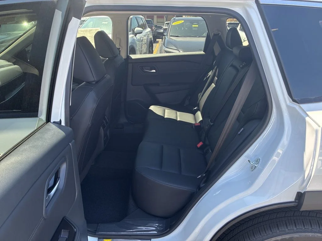 New 2026 Everest White Pearl TriCoat Nissan Dark Armor™ image 24