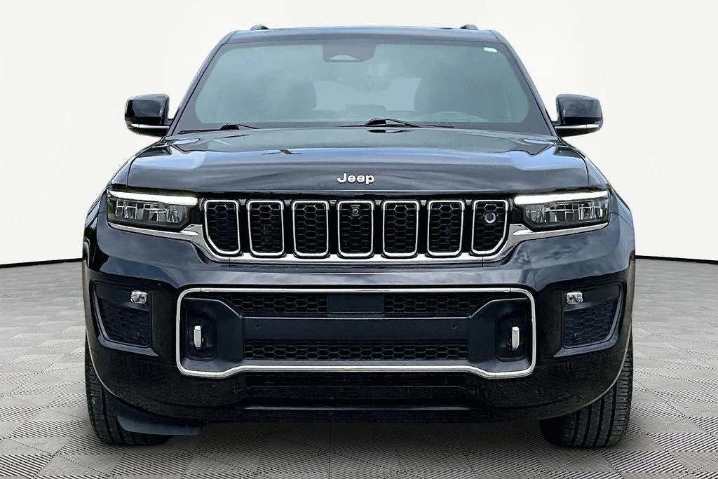 Certified Used 2024 Diamond Black Jeep Overland image 3