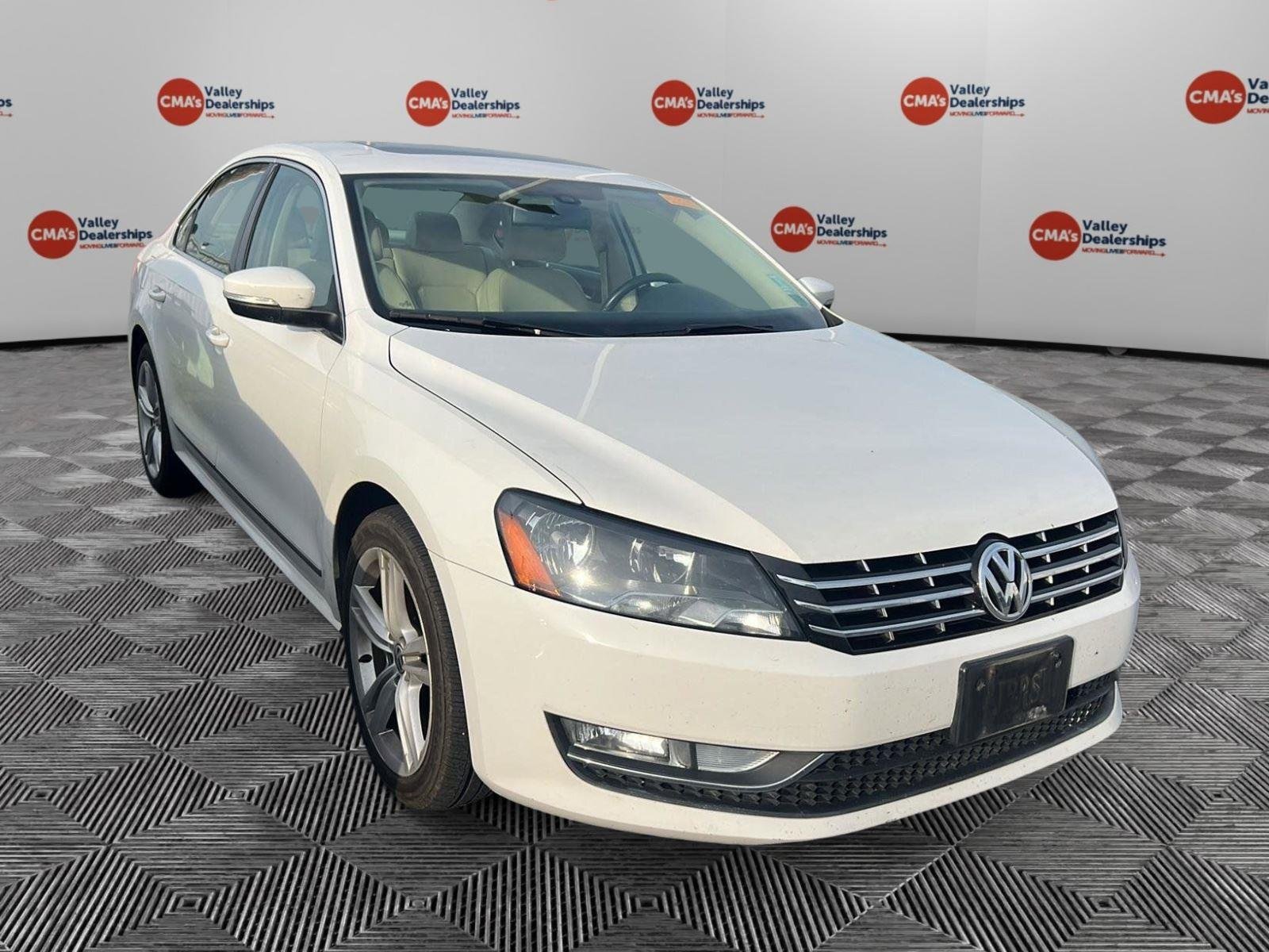 Used 2013 Candy White Volkswagen TDI SE w/Sunroof & Nav image 18