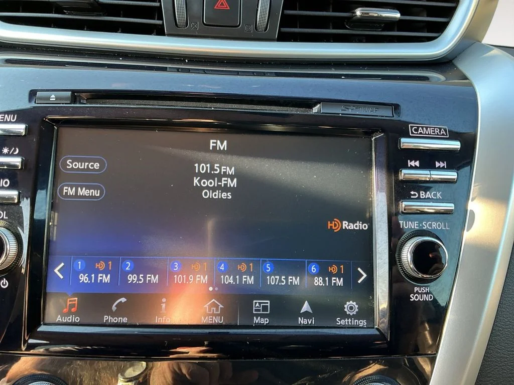 Used 2018 Blue Nissan SL image 21