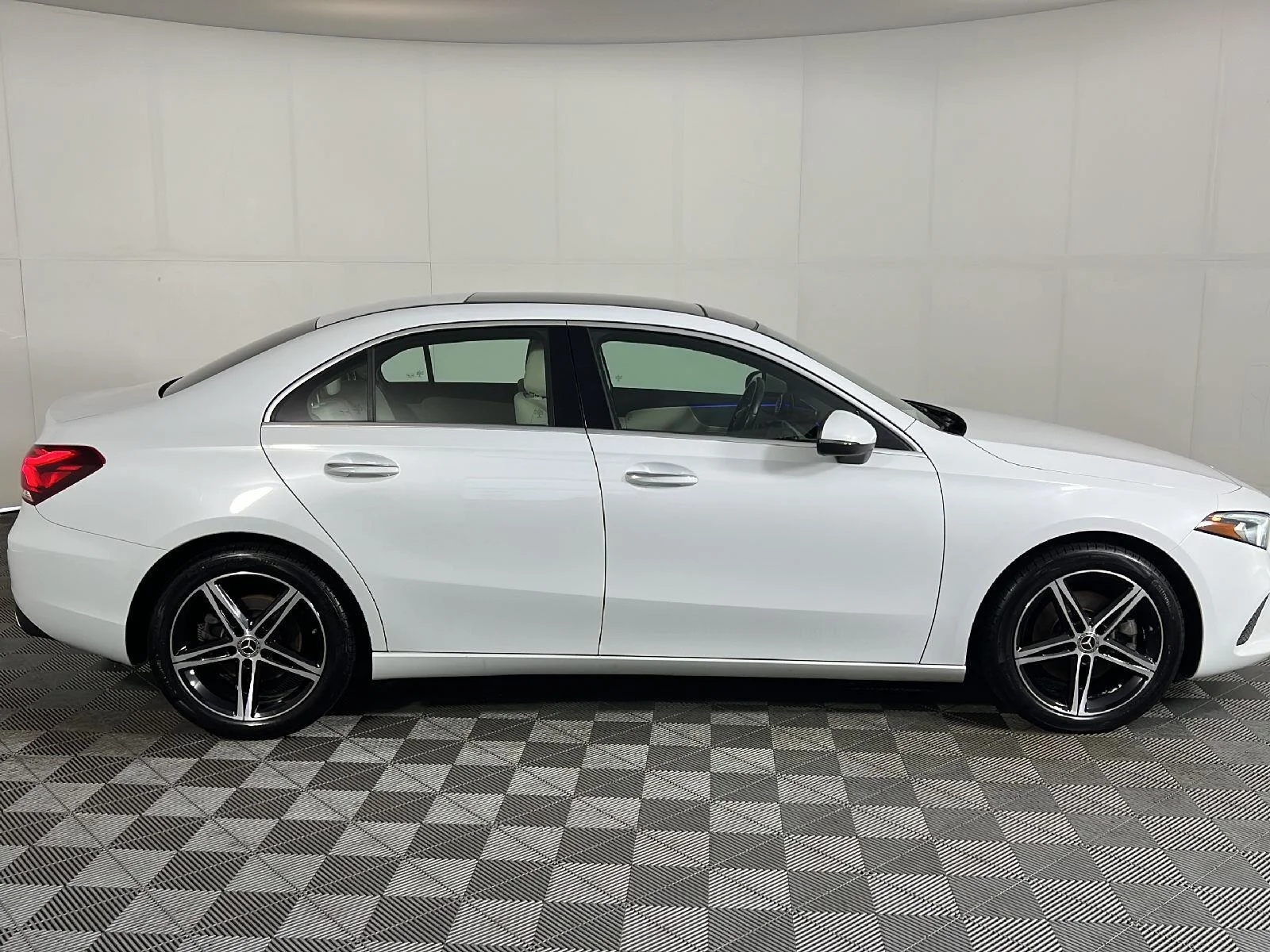 Used 2022 Digital White Metallic Mercedes-Benz A 220 image 22