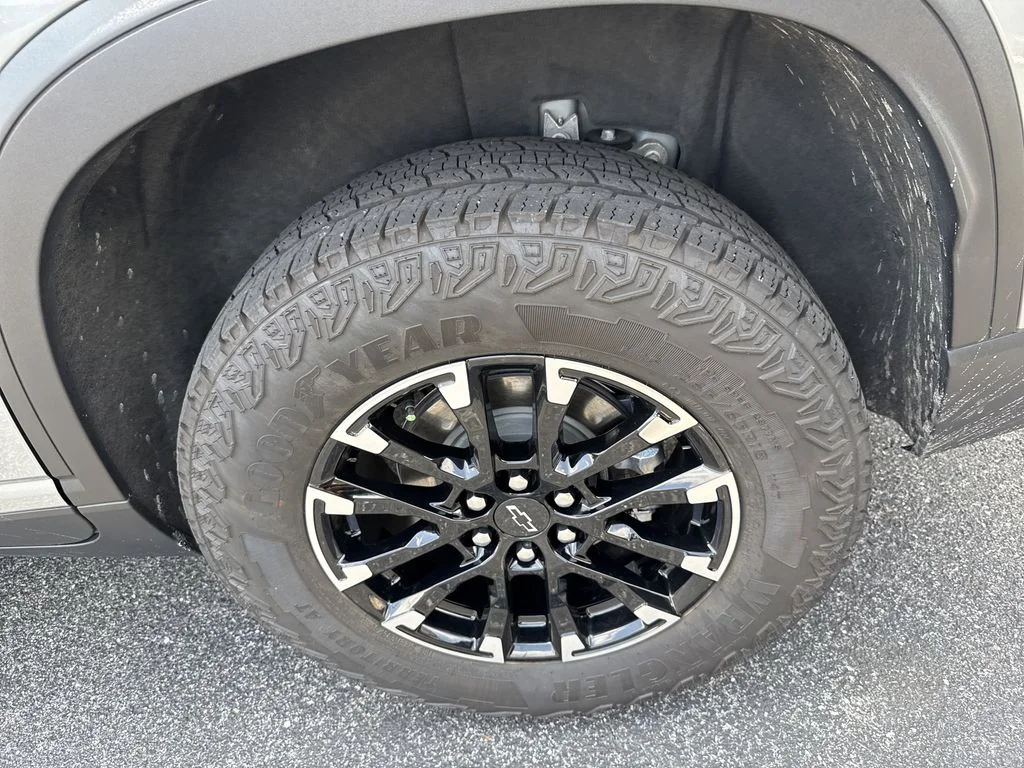 Used 2025 Gray Chevrolet Z71 image 19