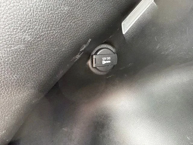 Used 2024  Jeep Latitude image 21